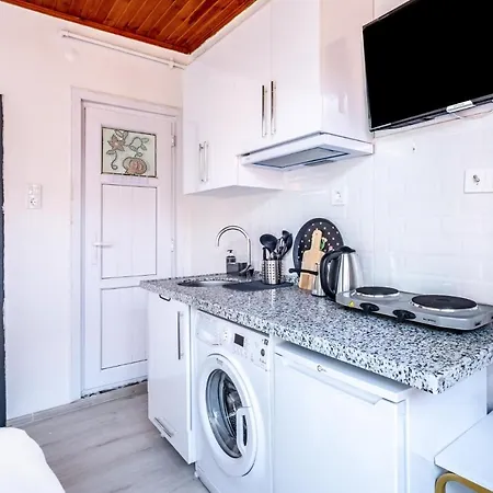 Central Studio In Sisli With Balcony